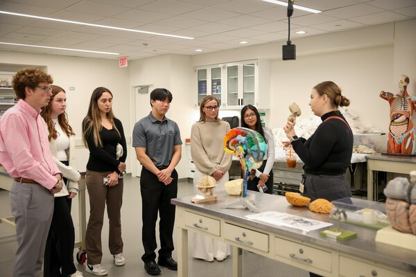 Jenna Sobczyk '18 gives students tour of Stritch Medical School